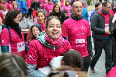 Más de 12.000 personas han participado este domingo en la VII carrera solidaria contra el cáncer de mama en Pamplona, organizada por Saray.
