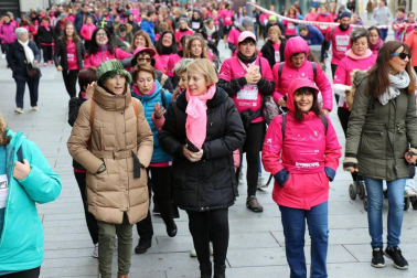 Más de 12.000 personas han participado este domingo en la VII carrera solidaria contra el cáncer de mama en Pamplona, organizada por Saray.