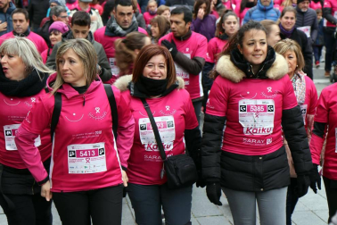 Más de 12.000 personas han participado este domingo en la VII carrera solidaria contra el cáncer de mama en Pamplona, organizada por Saray.
