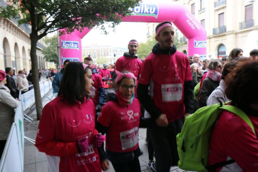Más de 12.000 personas han participado este domingo en la VII carrera solidaria contra el cáncer de mama en Pamplona, organizada por Saray.