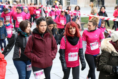Más de 12.000 personas han participado este domingo en la VII carrera solidaria contra el cáncer de mama en Pamplona, organizada por Saray.