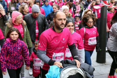 Más de 12.000 personas han participado este domingo en la VII carrera solidaria contra el cáncer de mama en Pamplona, organizada por Saray.