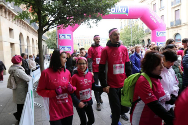 Más de 12.000 personas han participado este domingo en la VII carrera solidaria contra el cáncer de mama en Pamplona, organizada por Saray.