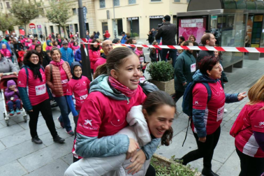 Más de 12.000 personas han participado este domingo en la VII carrera solidaria contra el cáncer de mama en Pamplona, organizada por Saray.