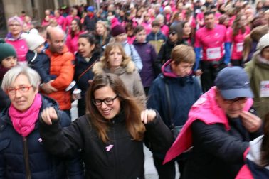 Más de 12.000 personas han participado este domingo en la VII carrera solidaria contra el cáncer de mama en Pamplona, organizada por Saray.