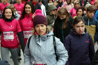 Más de 12.000 personas han participado este domingo en la VII carrera solidaria contra el cáncer de mama en Pamplona, organizada por Saray.