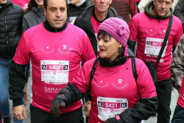 Más de 12.000 personas han participado este domingo en la VII carrera solidaria contra el cáncer de mama en Pamplona, organizada por Saray.
