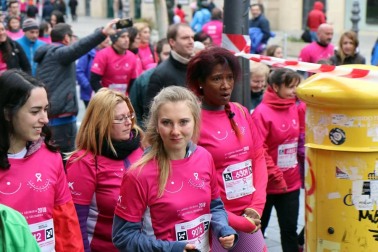 Más de 12.000 personas han participado este domingo en la VII carrera solidaria contra el cáncer de mama en Pamplona, organizada por Saray.