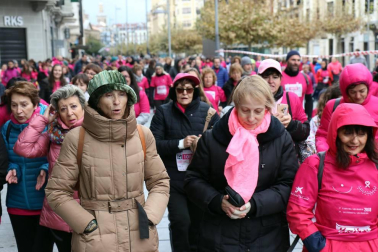 Más de 12.000 personas han participado este domingo en la VII carrera solidaria contra el cáncer de mama en Pamplona, organizada por Saray.