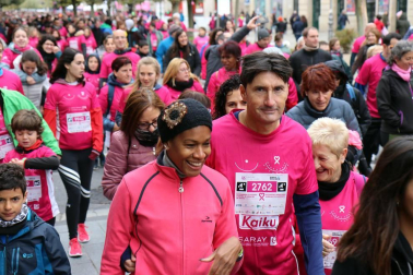 Más de 12.000 personas han participado este domingo en la VII carrera solidaria contra el cáncer de mama en Pamplona, organizada por Saray.