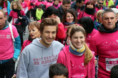 Más de 12.000 personas han participado este domingo en la VII carrera solidaria contra el cáncer de mama en Pamplona, organizada por Saray.