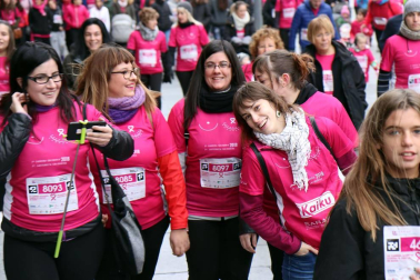 Más de 12.000 personas han participado este domingo en la VII carrera solidaria contra el cáncer de mama en Pamplona, organizada por Saray.
