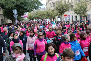 Más de 12.000 personas han participado este domingo en la VII carrera solidaria contra el cáncer de mama en Pamplona, organizada por Saray.