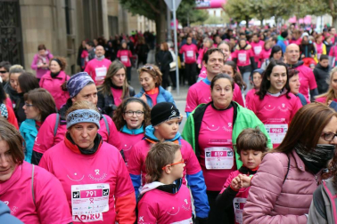 Más de 12.000 personas han participado este domingo en la VII carrera solidaria contra el cáncer de mama en Pamplona, organizada por Saray.