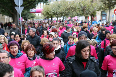 Más de 12.000 personas han participado este domingo en la VII carrera solidaria contra el cáncer de mama en Pamplona, organizada por Saray.