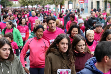 Más de 12.000 personas han participado este domingo en la VII carrera solidaria contra el cáncer de mama en Pamplona, organizada por Saray.