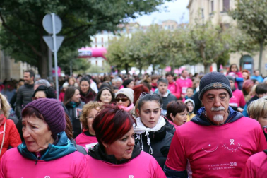 Más de 12.000 personas han participado este domingo en la VII carrera solidaria contra el cáncer de mama en Pamplona, organizada por Saray.