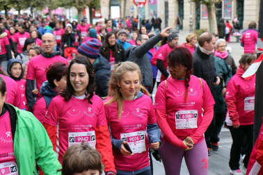 Más de 12.000 personas han participado este domingo en la VII carrera solidaria contra el cáncer de mama en Pamplona, organizada por Saray.