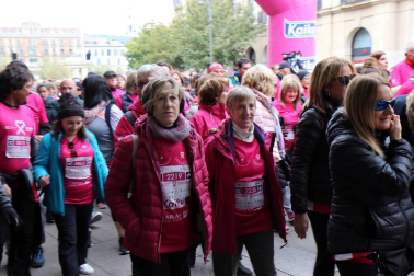 Más de 12.000 personas han participado este domingo en la VII carrera solidaria contra el cáncer de mama en Pamplona, organizada por Saray.