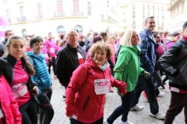 Más de 12.000 personas han participado este domingo en la VII carrera solidaria contra el cáncer de mama en Pamplona, organizada por Saray.
