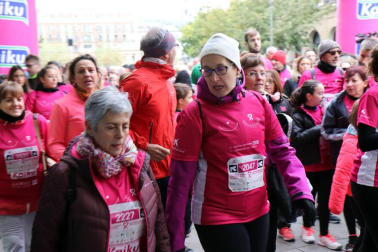 Más de 12.000 personas han participado este domingo en la VII carrera solidaria contra el cáncer de mama en Pamplona, organizada por Saray.