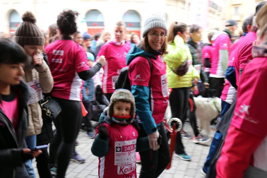 Más de 12.000 personas han participado este domingo en la VII carrera solidaria contra el cáncer de mama en Pamplona, organizada por Saray.
