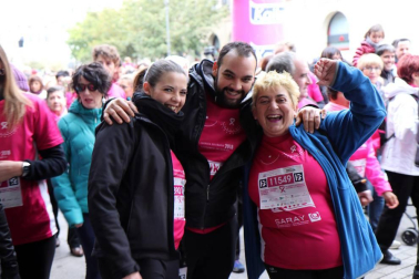 Más de 12.000 personas han participado este domingo en la VII carrera solidaria contra el cáncer de mama en Pamplona, organizada por Saray.
