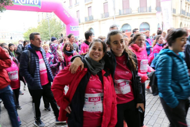 Más de 12.000 personas han participado este domingo en la VII carrera solidaria contra el cáncer de mama en Pamplona, organizada por Saray.