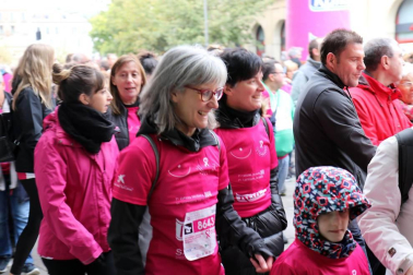 Más de 12.000 personas han participado este domingo en la VII carrera solidaria contra el cáncer de mama en Pamplona, organizada por Saray.