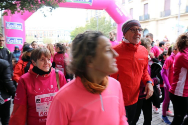 Más de 12.000 personas han participado este domingo en la VII carrera solidaria contra el cáncer de mama en Pamplona, organizada por Saray.
