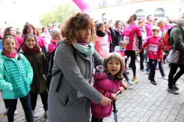 Más de 12.000 personas han participado este domingo en la VII carrera solidaria contra el cáncer de mama en Pamplona, organizada por Saray.