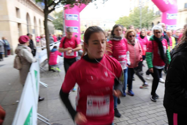 Más de 12.000 personas han participado este domingo en la VII carrera solidaria contra el cáncer de mama en Pamplona, organizada por Saray.