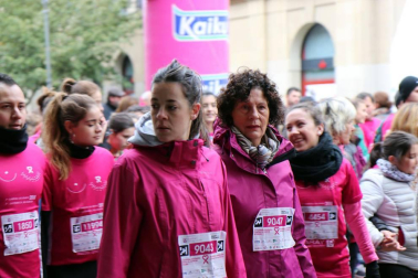 Más de 12.000 personas han participado este domingo en la VII carrera solidaria contra el cáncer de mama en Pamplona, organizada por Saray.