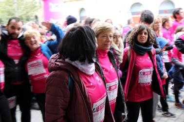 Más de 12.000 personas han participado este domingo en la VII carrera solidaria contra el cáncer de mama en Pamplona, organizada por Saray.