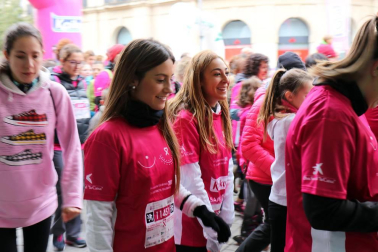 Más de 12.000 personas han participado este domingo en la VII carrera solidaria contra el cáncer de mama en Pamplona, organizada por Saray.