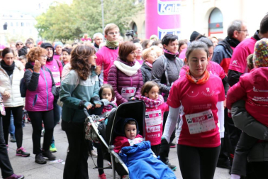 Más de 12.000 personas han participado este domingo en la VII carrera solidaria contra el cáncer de mama en Pamplona, organizada por Saray.
