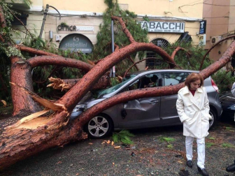 Al menos nueve personas han fallecido en el temporal que mantiene varias regiones italianas en Alerta por los fuertes vientos, las inundaciones y el derribo de árboles.