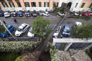 Al menos nueve personas han fallecido en el temporal que mantiene varias regiones italianas en Alerta por los fuertes vientos, las inundaciones y el derribo de árboles.