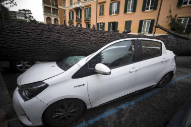 Al menos nueve personas han fallecido en el temporal que mantiene varias regiones italianas en Alerta por los fuertes vientos, las inundaciones y el derribo de árboles.