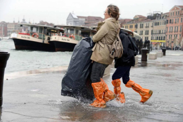 Al menos nueve personas han fallecido en el temporal que mantiene varias regiones italianas en Alerta por los fuertes vientos, las inundaciones y el derribo de árboles.
