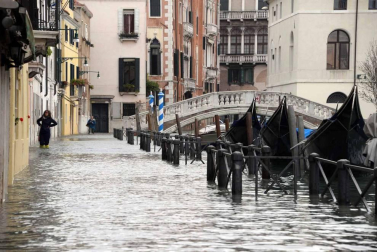 Al menos nueve personas han fallecido en el temporal que mantiene varias regiones italianas en Alerta por los fuertes vientos, las inundaciones y el derribo de árboles.