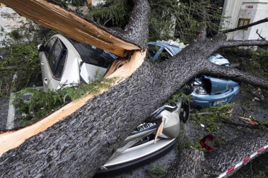 Al menos nueve personas han fallecido en el temporal que mantiene varias regiones italianas en Alerta por los fuertes vientos, las inundaciones y el derribo de árboles.