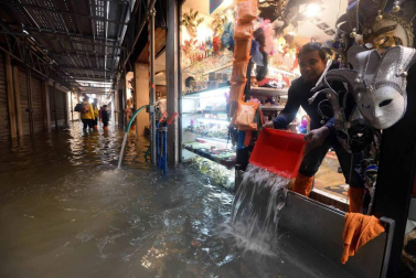 Al menos nueve personas han fallecido en el temporal que mantiene varias regiones italianas en Alerta por los fuertes vientos, las inundaciones y el derribo de árboles.
