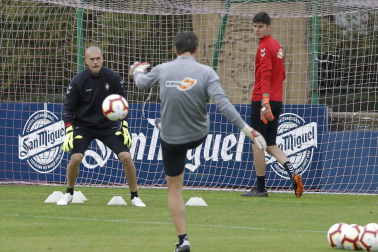 Fotos del meta de Osasuna Rubén Martínez en diferentes entrenamientos