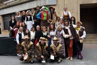 Corella ha dado lustre a su patrimonio durante la celebración de la edición número dieciséis de sus jornadas barrocas. ¡Click! se acercó a esta localidad la mañana del sábado para compartir con vecinos y visitantes un paseo por el mercado barroco y el pregón anunciador de la llegada de S.M. el Rey Don Felipe V de Borbón a Corella.