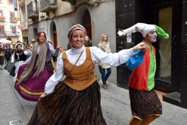 Corella ha dado lustre a su patrimonio durante la celebración de la edición número dieciséis de sus jornadas barrocas. ¡Click! se acercó a esta localidad la mañana del sábado para compartir con vecinos y visitantes un paseo por el mercado barroco y el pregón anunciador de la llegada de S.M. el Rey Don Felipe V de Borbón a Corella.