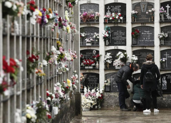Visitantes acudieron al cementerio de Pamplona a visitar a sus difuntos este 1 de noviembre de 2018.