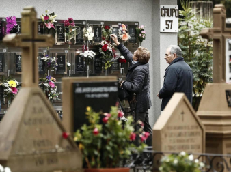 Visitantes acudieron al cementerio de Pamplona a visitar a sus difuntos este 1 de noviembre de 2018.