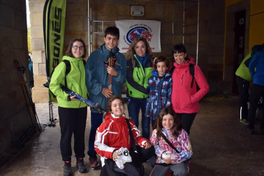 El sábado 27 de octubre tuvo lugar en Etxarri Aranatz la XII edición del Trofeo Uharte Rollerski. En la citada localidad navarra de La Barranca se reunieron más de 70 deportistas inscritos, que dieron cuenta de dos trayectos: uno de 2,8 kilómetros para los esquiadores y esquiadoras de las categorías sub 12 y sub 14 y otro de 9,4 kilómetros para las restantes edades.
