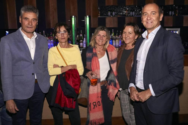 Serafín Zubiri, el Coro de Isterria, La Tribu Obembe y Javier Erro se subieron al escenario de la sala Zentral de Pamplona para participar en el concierto solidario organizado por Fundación Juan Bonal. La iniciativa que ha servido para colaborar en el día a día del centro “Elsie Gaches” en Filipinas, hogar que atiende de forma permanente a 625 niñas y niños con diferentes tipos de discapacidad física y psíquica.
